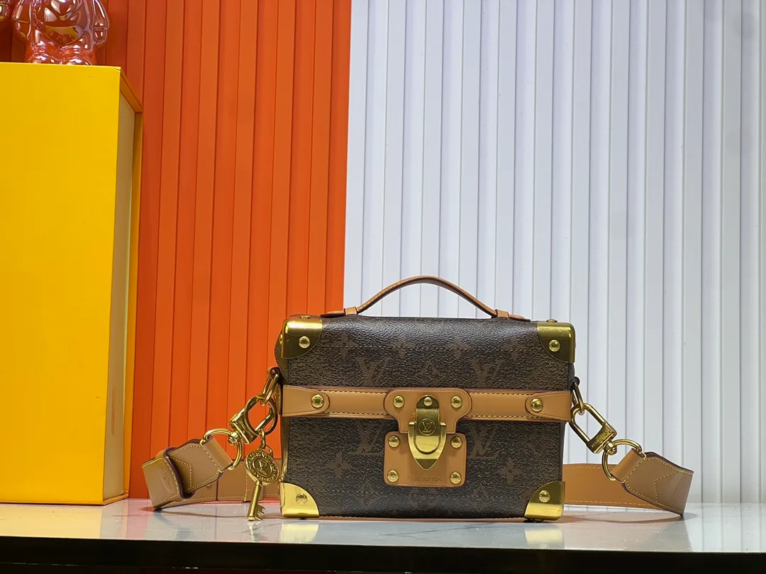 Batch 380💰Upgraded original M11743 black flower M11516 black M11535 presbyopia M12686 This Soul Trunk handbag is crafted by Pharrell Williams and is made of flexible LV Colorado cow leather with a grained texture. The Tumbler's magnetic clasp, rivets and top handles harken back to classic hard case elements, while a removable and adjustable shoulder strap completes the sophisticated details. Size: 19x15x7cm