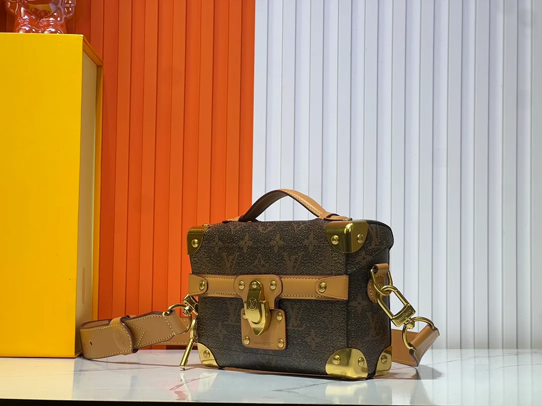 Batch 380💰Upgraded original M11743 black flower M11516 black M11535 presbyopia M12686 This Soul Trunk handbag is crafted by Pharrell Williams and is made of flexible LV Colorado cow leather with a grained texture. The Tumbler's magnetic clasp, rivets and top handles harken back to classic hard case elements, while a removable and adjustable shoulder strap completes the sophisticated details. Size: 19x15x7cm
