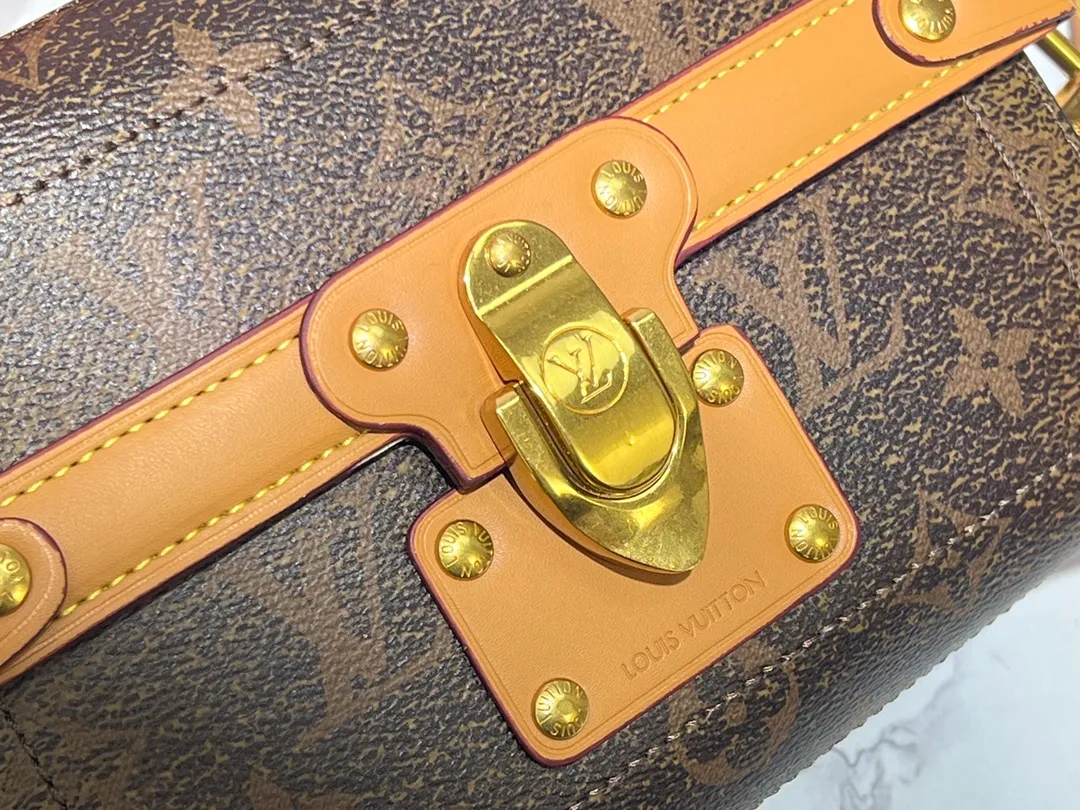 Batch 380💰Upgraded original M11743 black flower M11516 black M11535 presbyopia M12686 This Soul Trunk handbag is crafted by Pharrell Williams and is made of flexible LV Colorado cow leather with a grained texture. The Tumbler's magnetic clasp, rivets and top handles harken back to classic hard case elements, while a removable and adjustable shoulder strap completes the sophisticated details. Size: 19x15x7cm