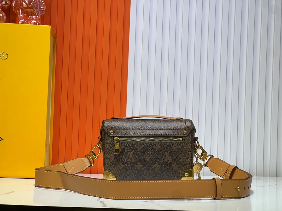 Batch 380💰Upgraded original M11743 black flower M11516 black M11535 presbyopia M12686 This Soul Trunk handbag is crafted by Pharrell Williams and is made of flexible LV Colorado cow leather with a grained texture. The Tumbler's magnetic clasp, rivets and top handles harken back to classic hard case elements, while a removable and adjustable shoulder strap completes the sophisticated details. Size: 19x15x7cm