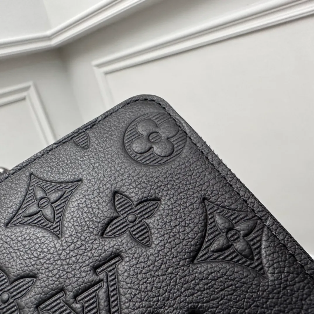 Factory price 500 Full head-grain leather [Top quality original order] M62902👏👏 Zippy zipper vertical wallet that pays attention to elegance and security. It is made of soft Monogram Shadow calfskin and decorated with the iconic Louis Vuitton Monogram embossing. The highly textured pure black color scheme complements the simple shape, and the wrap-around zipper design brings together many practical elements. Dimensions: 10.0 x 20.0 x 2.0 cm