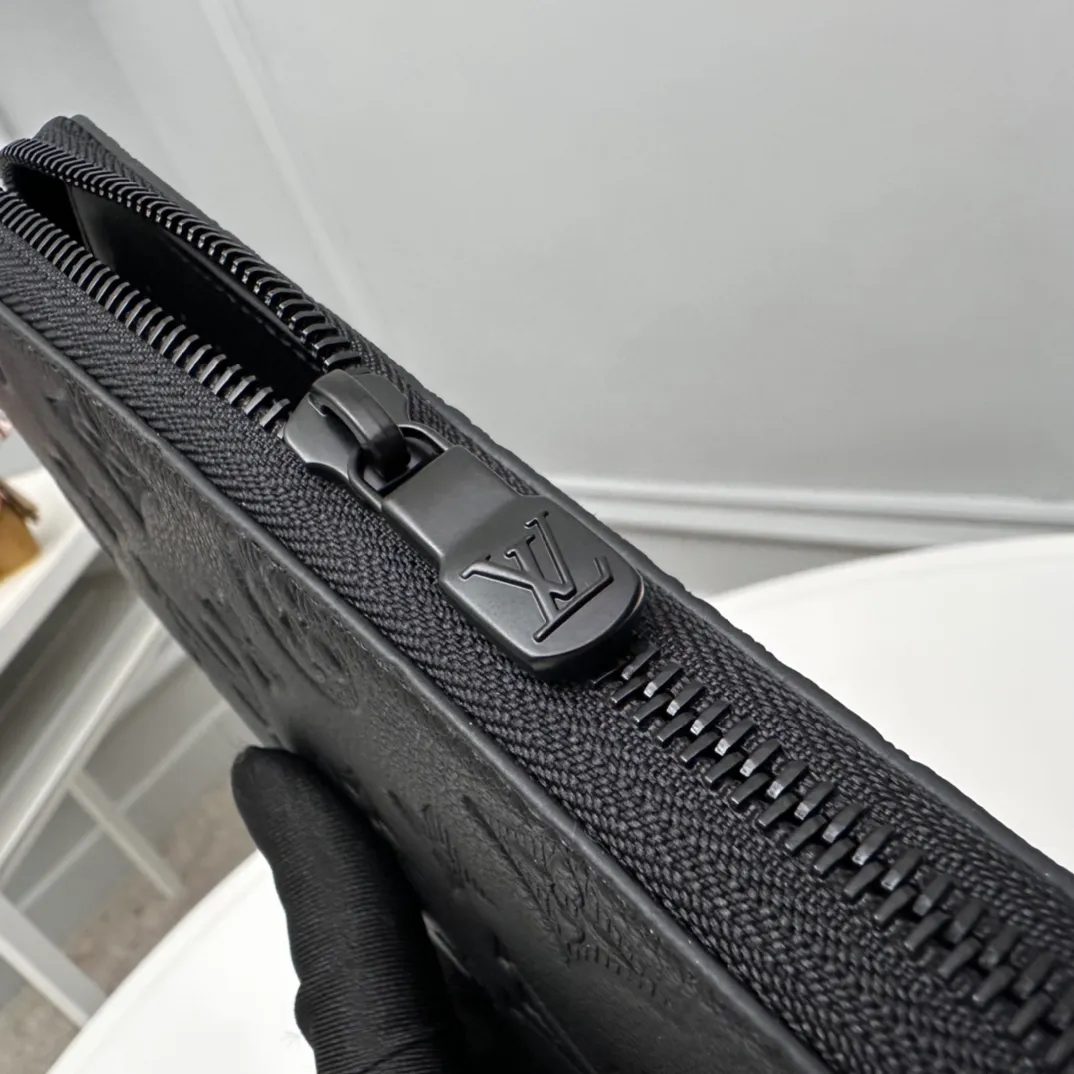 Factory price 500 Full head-grain leather [Top quality original order] M62902👏👏 Zippy zipper vertical wallet that pays attention to elegance and security. It is made of soft Monogram Shadow calfskin and decorated with the iconic Louis Vuitton Monogram embossing. The highly textured pure black color scheme complements the simple shape, and the wrap-around zipper design brings together many practical elements. Dimensions: 10.0 x 20.0 x 2.0 cm