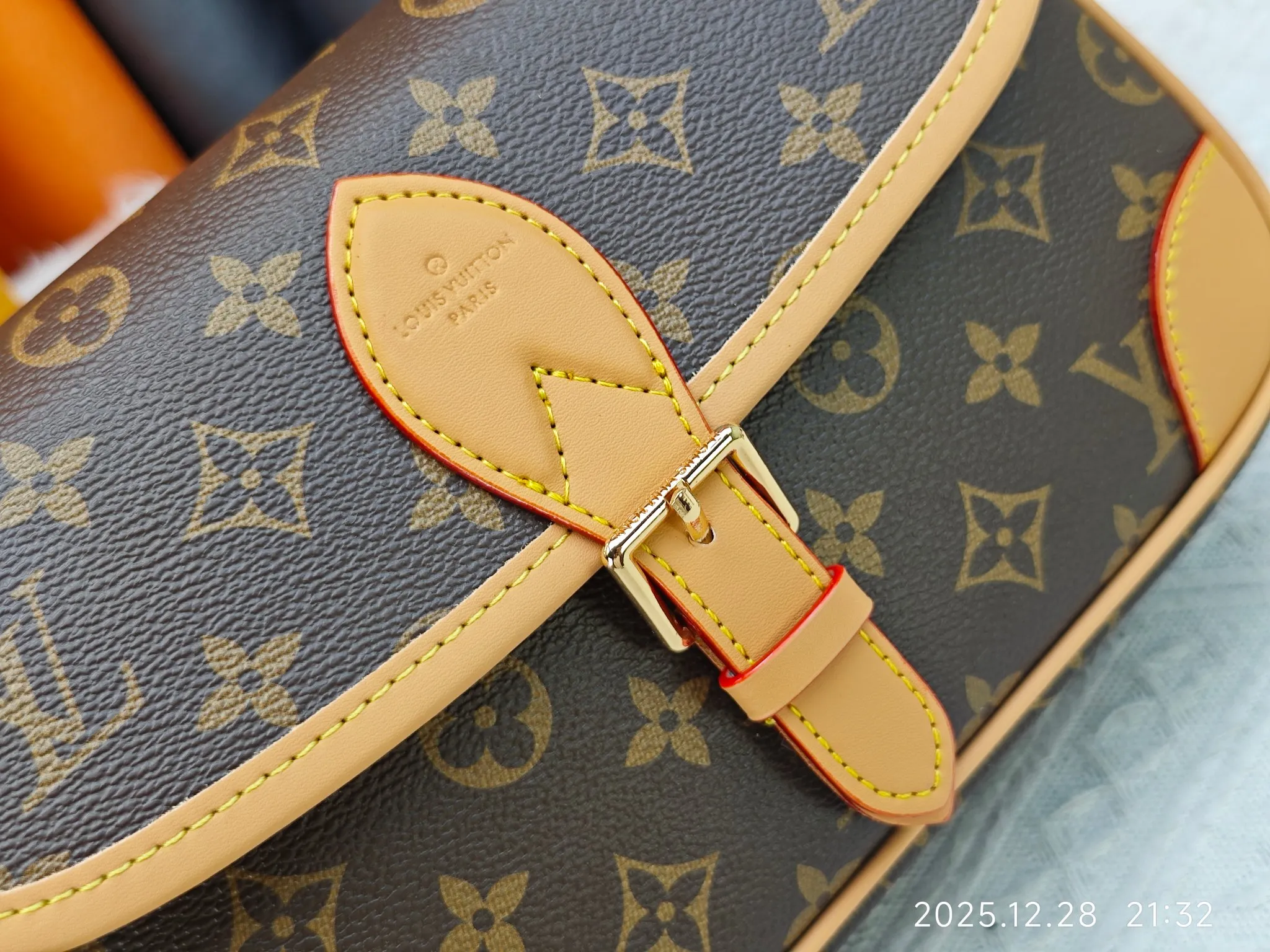 P200 Upgraded original M45985 M45988 This Diane handbag is decorated with classic Monogram cow leather and dazzling metal parts, using modern touches to interpret the new season interest. The zippered interior pocket keeps valuables secure, and the removable leather shoulder strap allows for a variety of carrying options. Dimensions: 24.0 x 15.0 x 9.0 cm (length x height x width)