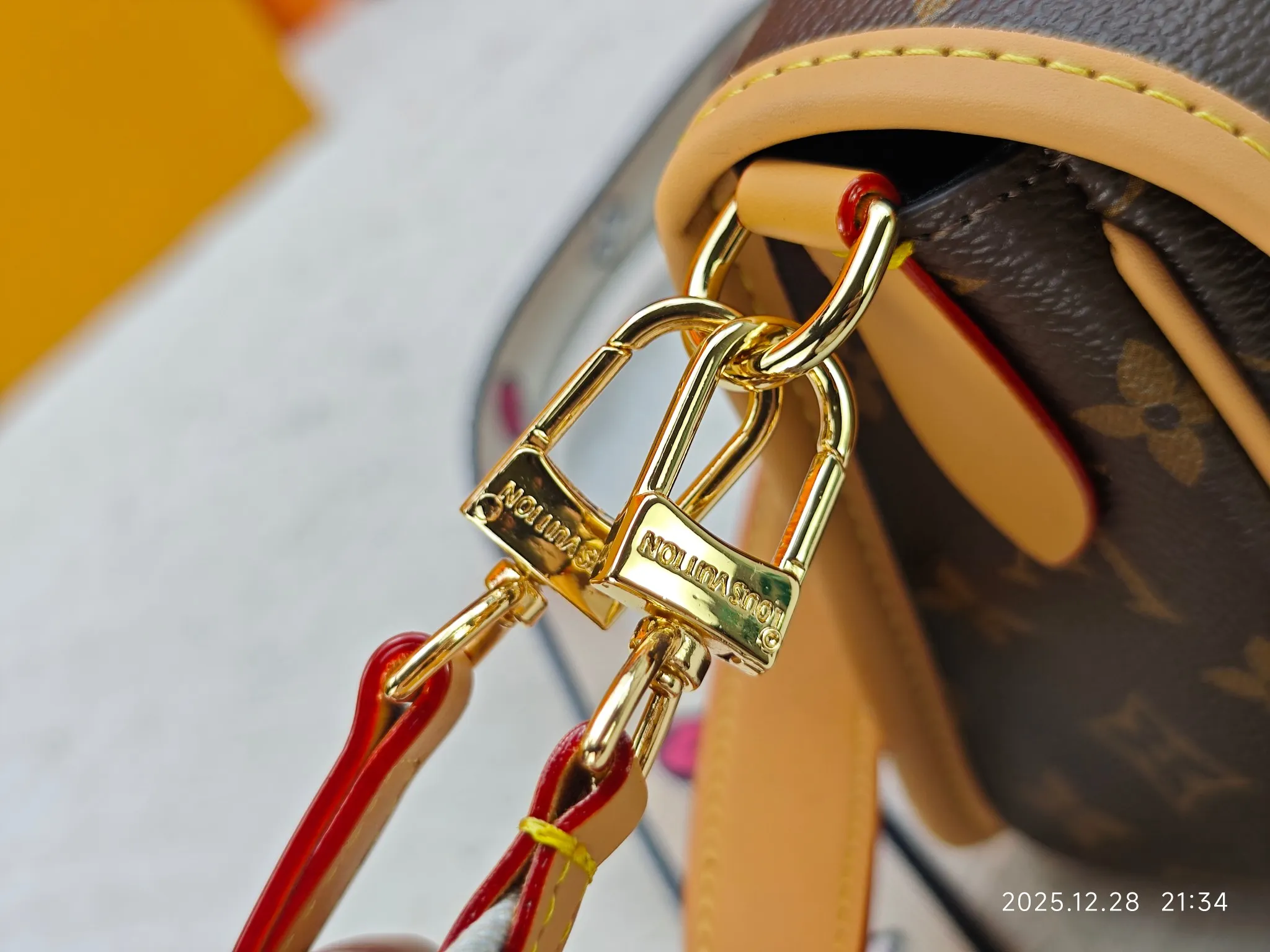P200 Upgraded original M45985 M45988 This Diane handbag is decorated with classic Monogram cow leather and dazzling metal parts, using modern touches to interpret the new season interest. The zippered interior pocket keeps valuables secure, and the removable leather shoulder strap allows for a variety of carrying options. Dimensions: 24.0 x 15.0 x 9.0 cm (length x height x width)
