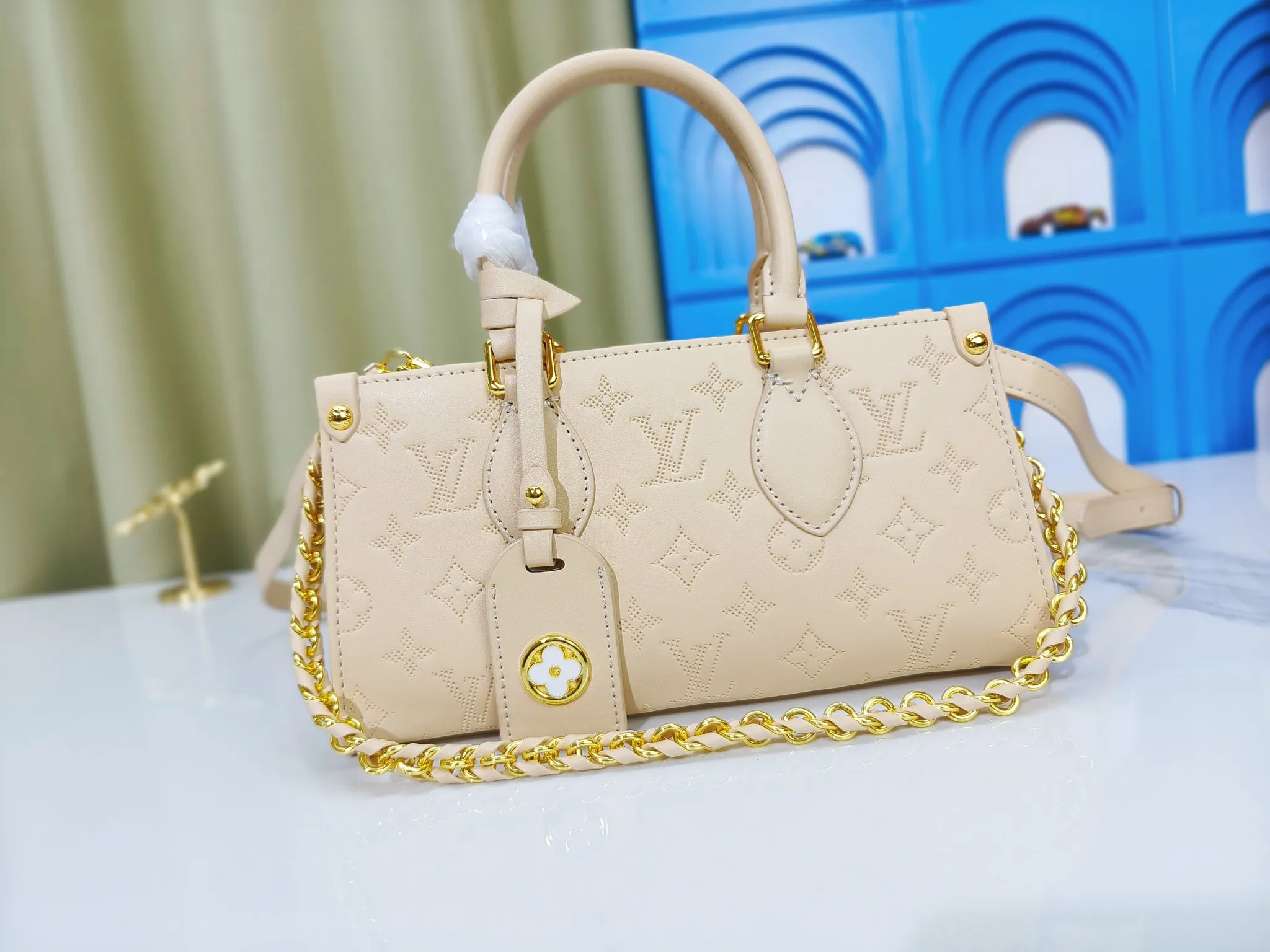 P260💰Upgraded from the original m1274m11273m46653, this onthego east west handbag is made of cow leather to create a slender shape, and the monogram flower nameplate completes the elegant style. Articulated handles and a detachable leather chain strap allow for a variety of carrying options. Dimensions: 25.0x13.0x 10.0 cm (length x height x width)