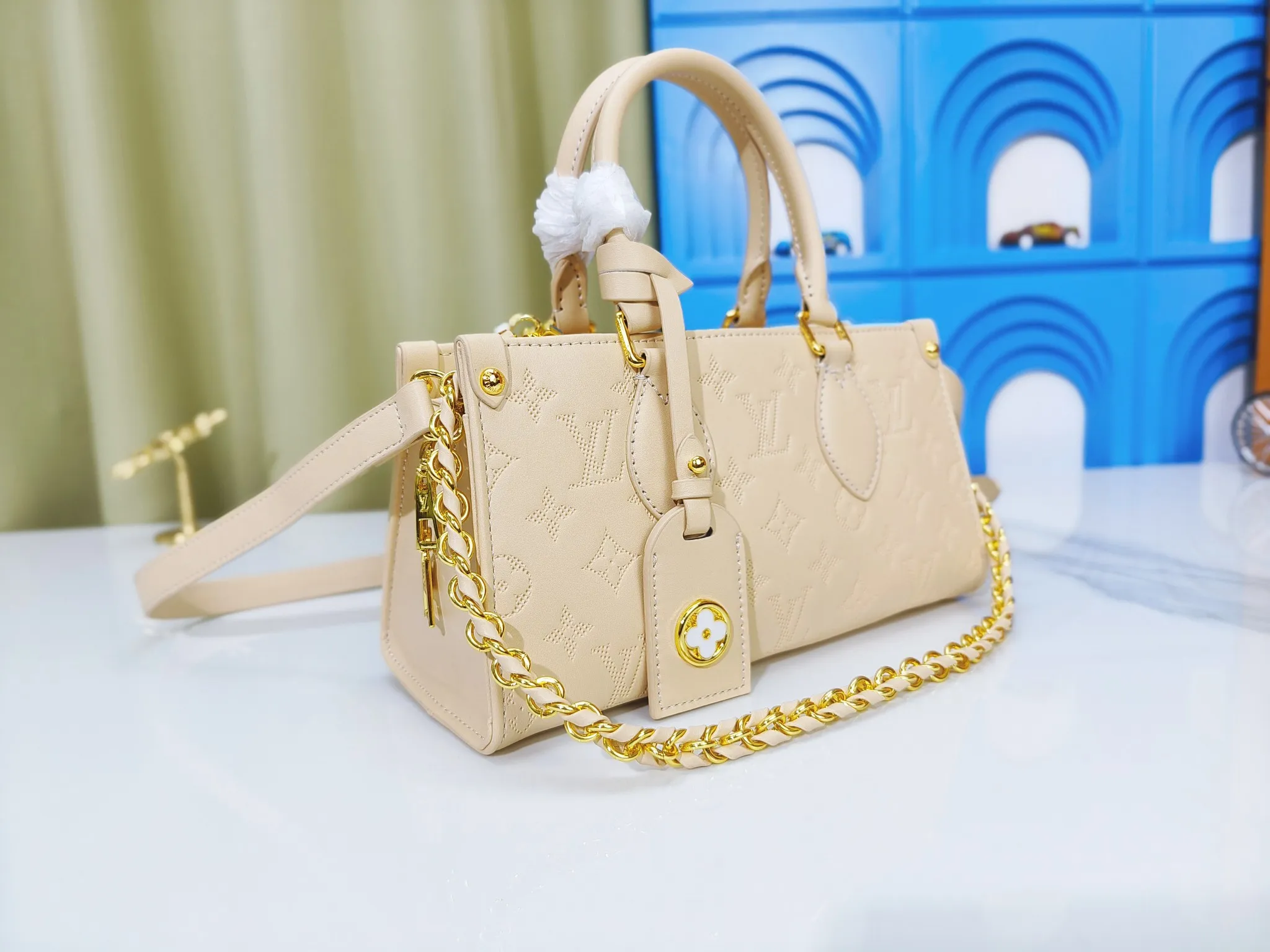 P260💰Upgraded from the original m1274m11273m46653, this onthego east west handbag is made of cow leather to create a slender shape, and the monogram flower nameplate completes the elegant style. Articulated handles and a detachable leather chain strap allow for a variety of carrying options. Dimensions: 25.0x13.0x 10.0 cm (length x height x width)