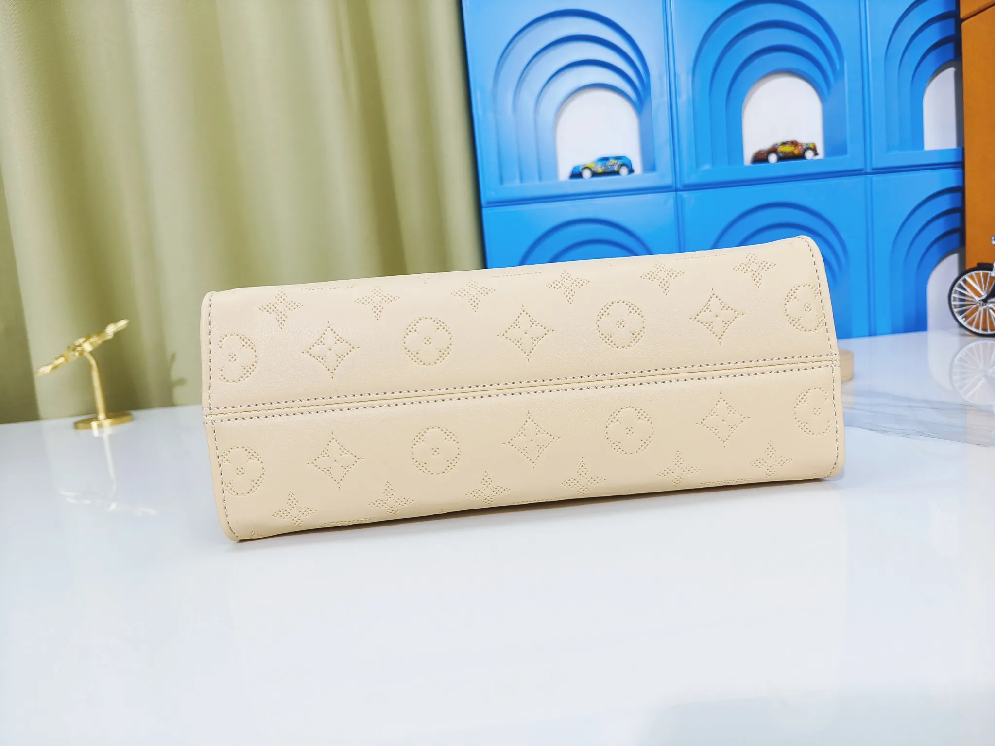 P260💰Upgraded from the original m1274m11273m46653, this onthego east west handbag is made of cow leather to create a slender shape, and the monogram flower nameplate completes the elegant style. Articulated handles and a detachable leather chain strap allow for a variety of carrying options. Dimensions: 25.0x13.0x 10.0 cm (length x height x width)