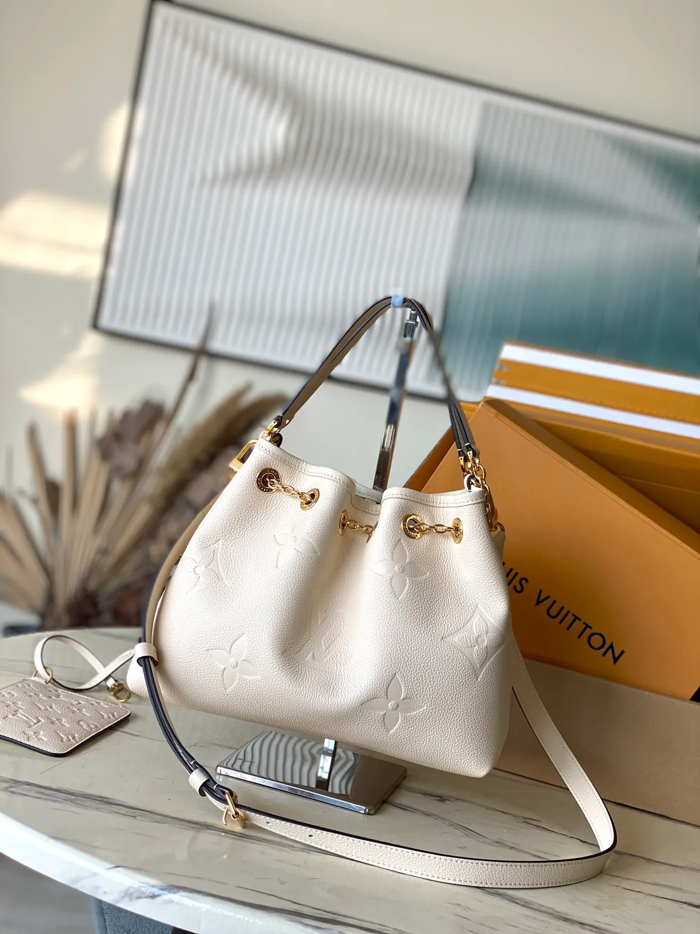 💰1260 (first-grain leather) top quality original item M25452 This Summer Bundle handbag is from the Dégradé series. The new drawstring design adds to the summer atmosphere. The Monogram Empreinte embossed leather bag features a gradient tone to brighten any seasonal look. The double handles and detachable cross-body strap provide a variety of stylish carrying options, making it a great companion for travel day and night. Detailed features: 28 x 20 x 11.5 cm (length x height x width)