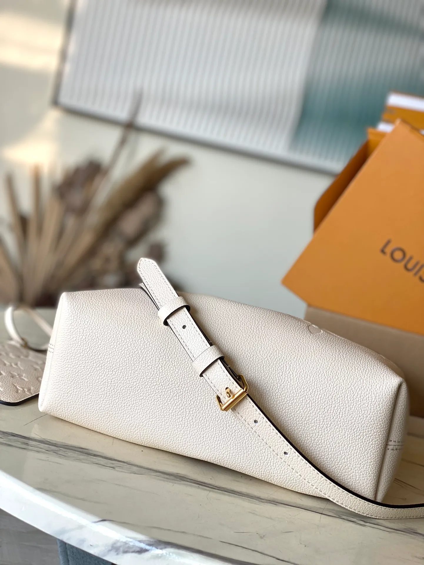 💰1260 (first-grain leather) top quality original item M25452 This Summer Bundle handbag is from the Dégradé series. The new drawstring design adds to the summer atmosphere. The Monogram Empreinte embossed leather bag features a gradient tone to brighten any seasonal look. The double handles and detachable cross-body strap provide a variety of stylish carrying options, making it a great companion for travel day and night. Detailed features: 28 x 20 x 11.5 cm (length x height x width)