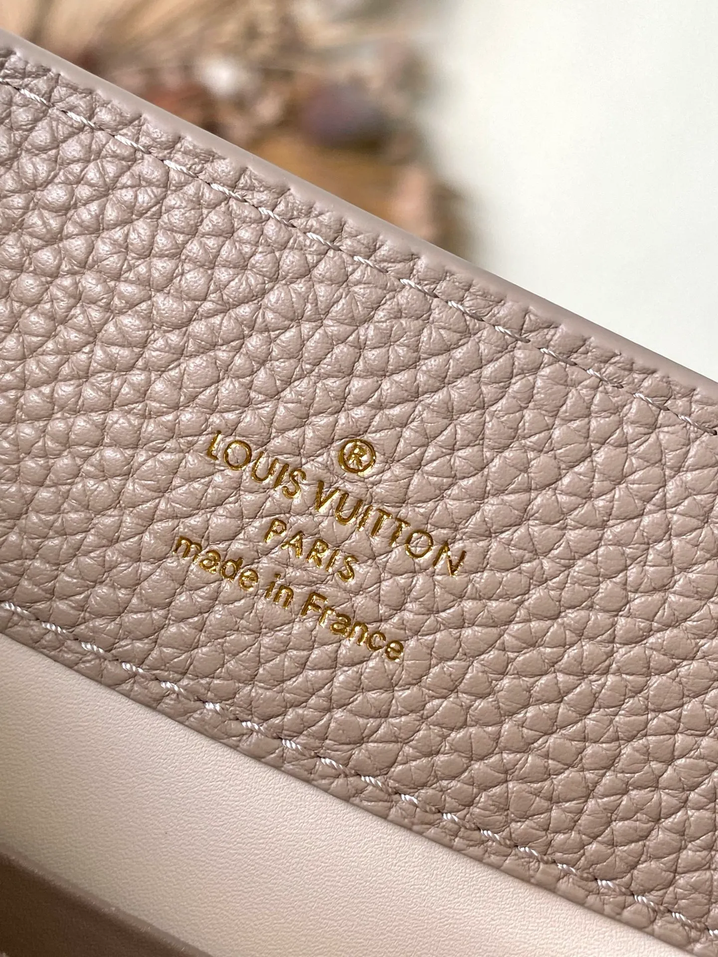 💰2180 "Special Grade Original Leather" M12935 Elephant Gray Mini This Capucines mini handbag is made of flexible Taurillon cow leather. It uses jewelry-style double-plated chains and Monogram floral elements to highlight the identity of the Chain On You series. The flip cover can be placed on both the inside and outside. The ample structure and multiple inner pockets are convenient for storing daily needs. The rounded V letter adds an ingenious detail. Dimensions: 21 × 13.6 × 8 cm