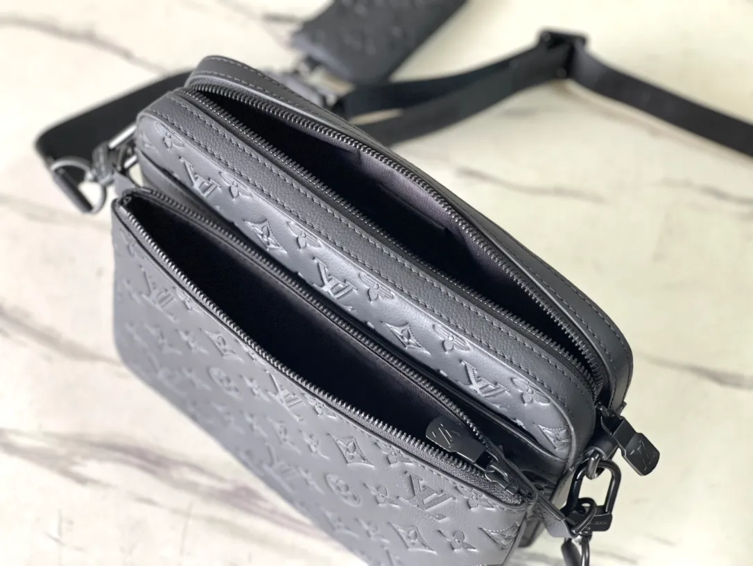 💰1060 (top-grain leather) top-grade original M46602 This Discovery waist bag is made of soft Monogram Shadow embossed cow leather, conveying a casual personality with retro touches. Front and rear zip pockets provide easy access to your phone, keys and cards. The adjustable belt also allows for shoulder or cross-body wear. Dimensions: 25 × 18.5 × 7 cm