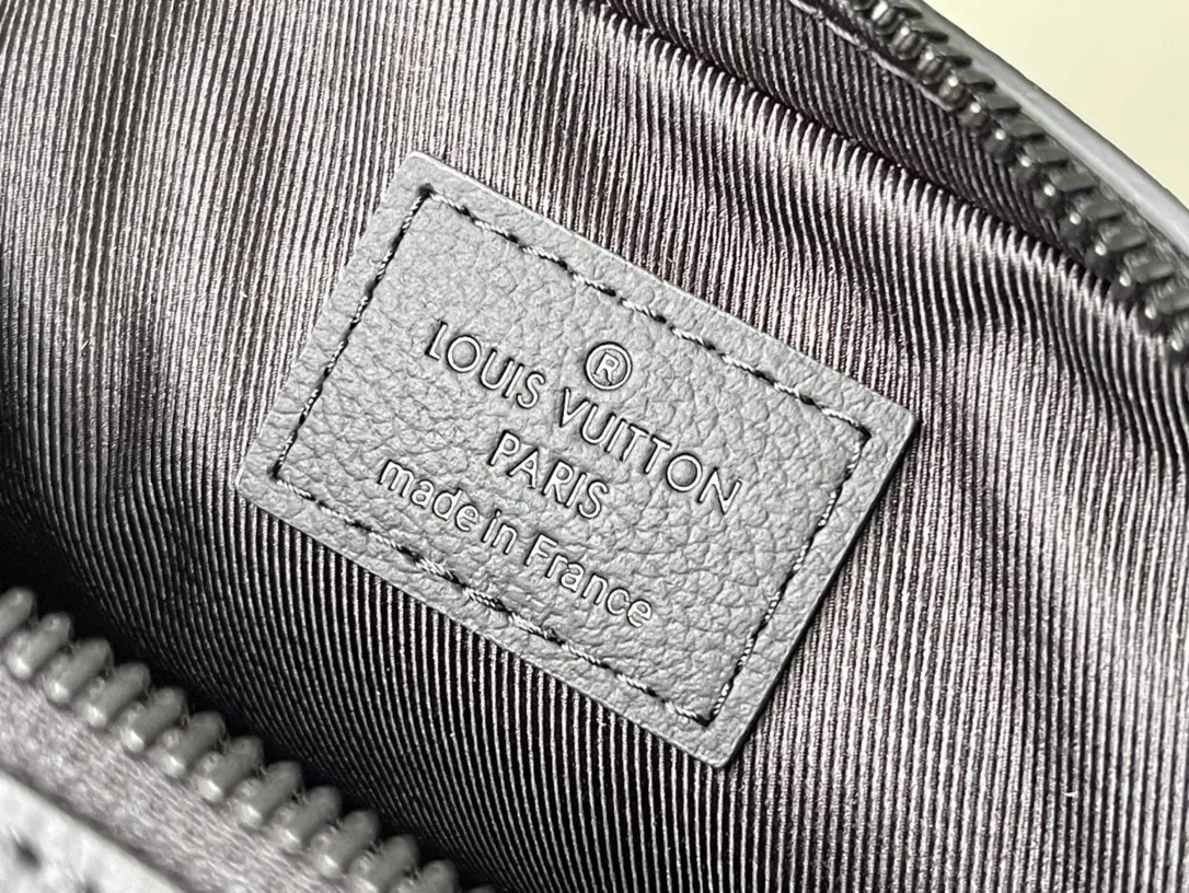 💰1060 (top-grain leather) top-grade original M46602 This Discovery waist bag is made of soft Monogram Shadow embossed cow leather, conveying a casual personality with retro touches. Front and rear zip pockets provide easy access to your phone, keys and cards. The adjustable belt also allows for shoulder or cross-body wear. Dimensions: 25 × 18.5 × 7 cm