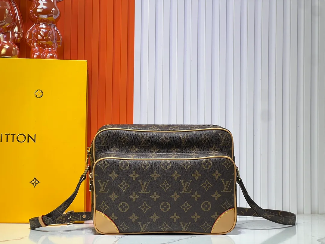 Batch 320💰Medieval Series Crossbody Bag M45244 Louis retro crossbody bag, antique! A classic in Monogram canvas! Showing natural elegance. Carry it casually across the body for a more fashionable appeal. The exquisite presbyopic cross-body shoulder bag measures 28x20x12.