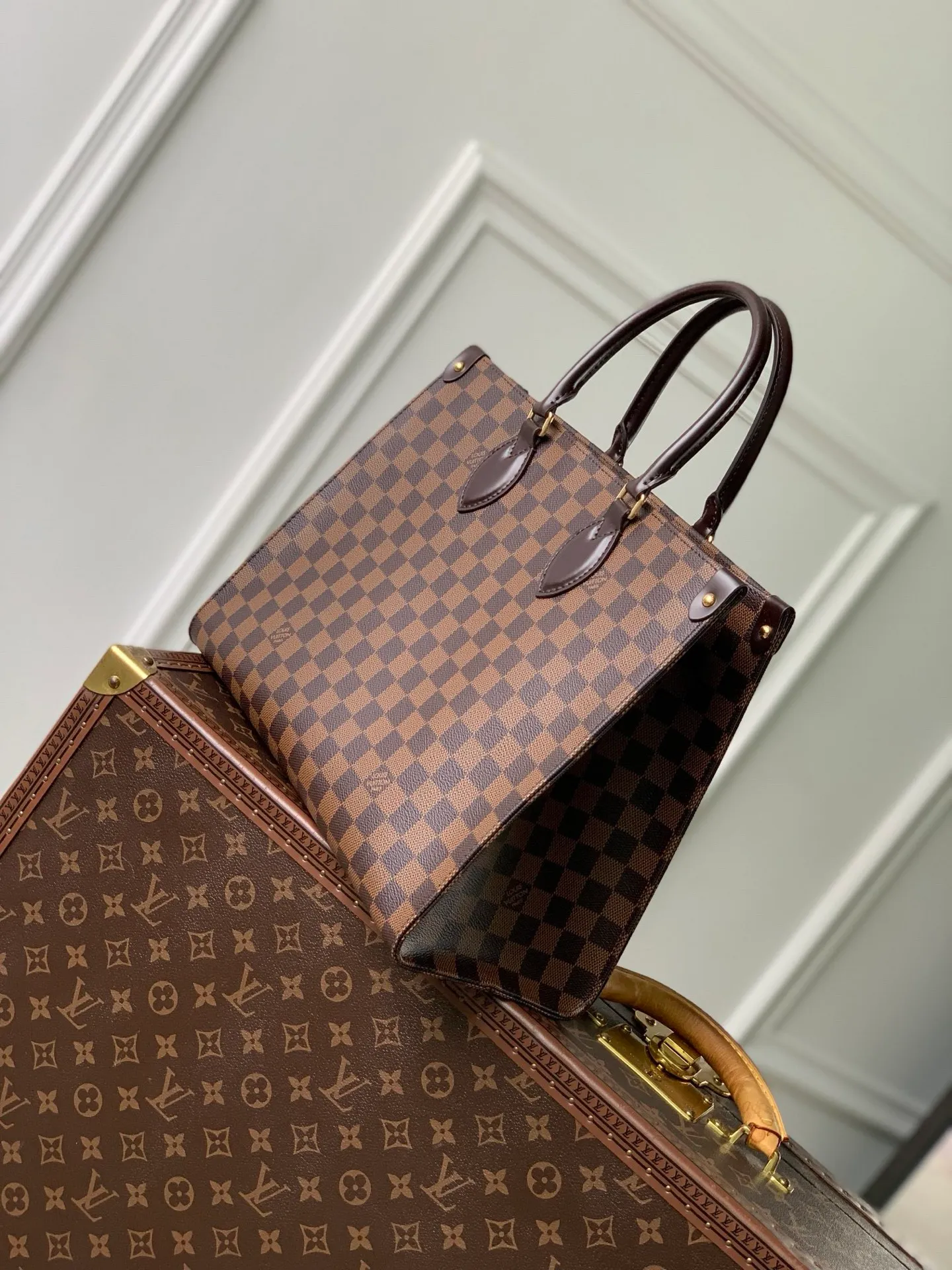 💰940 Top Original Transcoding Chip N00065 The classic OnTheGo MM handbag is redesigned in Damier Ebene canvas, decorated with smooth cowhide and equipped with gold metal accessories. It can be carried as a handbag or used as a shoulder bag with a longer handle. The exquisite design comes with 1 inner pocket with large capacity to store a laptop and other daily necessities. 35×27×14cm (length x height x width)