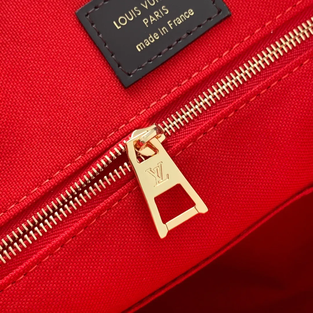 💰940 Top Original Transcoding Chip N00065 The classic OnTheGo MM handbag is redesigned in Damier Ebene canvas, decorated with smooth cowhide and equipped with gold metal accessories. It can be carried as a handbag or used as a shoulder bag with a longer handle. The exquisite design comes with 1 inner pocket with large capacity to store a laptop and other daily necessities. 35×27×14cm (length x height x width)
