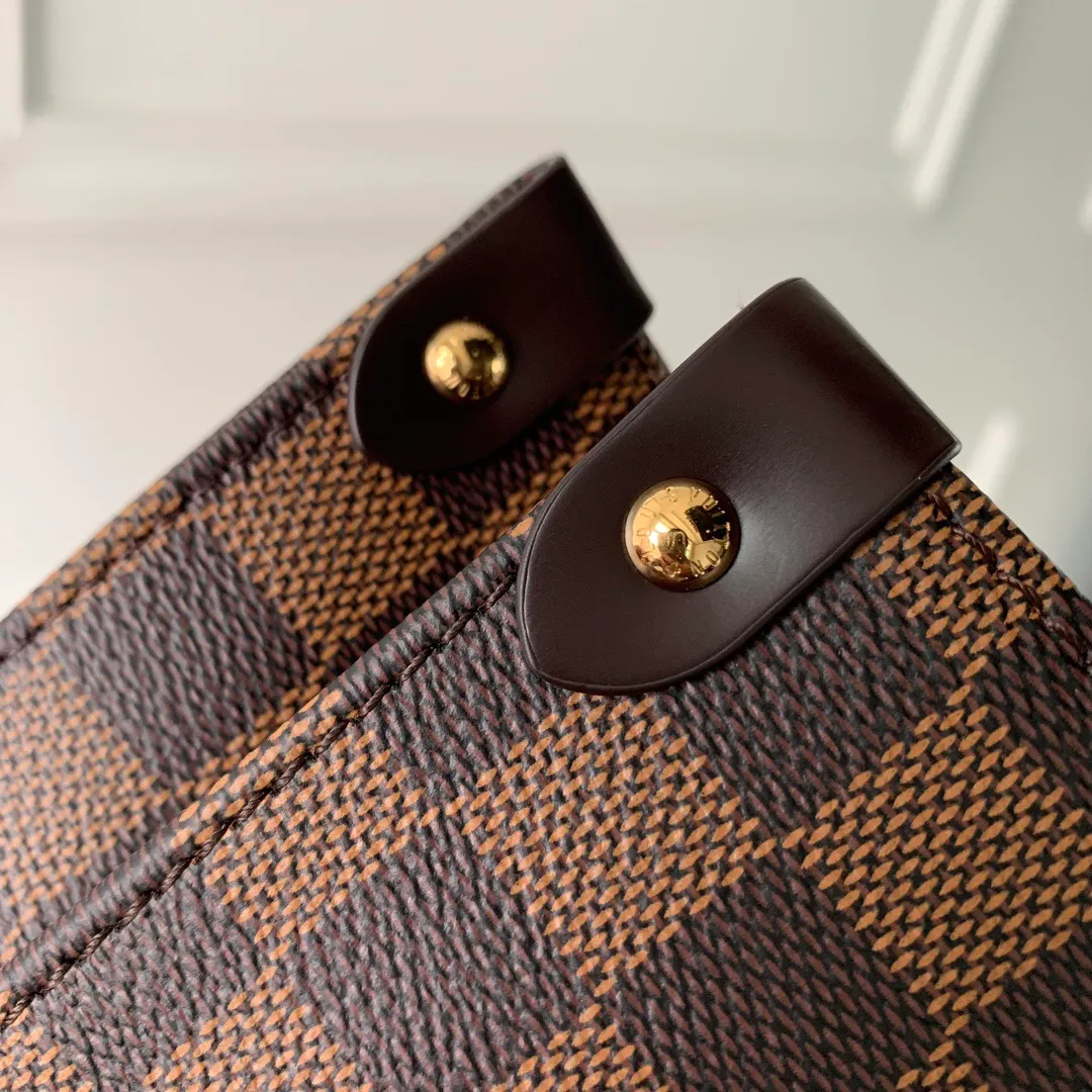 💰940 Top Original Transcoding Chip N00065 The classic OnTheGo MM handbag is redesigned in Damier Ebene canvas, decorated with smooth cowhide and equipped with gold metal accessories. It can be carried as a handbag or used as a shoulder bag with a longer handle. The exquisite design comes with 1 inner pocket with large capacity to store a laptop and other daily necessities. 35×27×14cm (length x height x width)