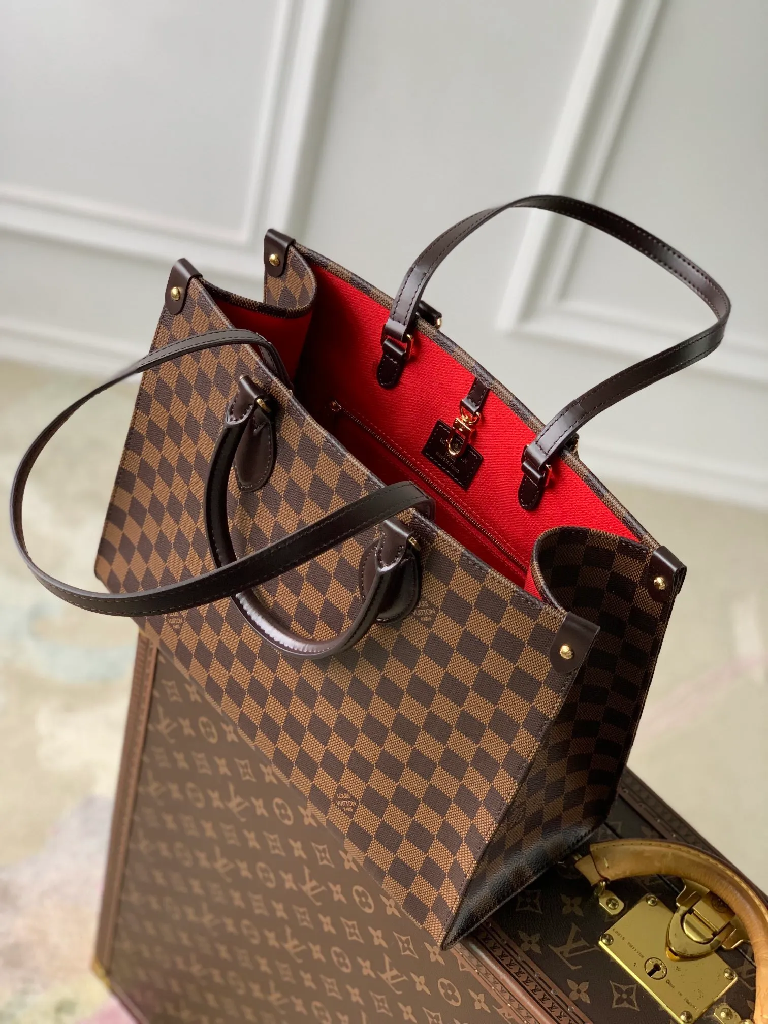💰940 Top Original Transcoding Chip N00065 The classic OnTheGo MM handbag is redesigned in Damier Ebene canvas, decorated with smooth cowhide and equipped with gold metal accessories. It can be carried as a handbag or used as a shoulder bag with a longer handle. The exquisite design comes with 1 inner pocket with large capacity to store a laptop and other daily necessities. 35×27×14cm (length x height x width)