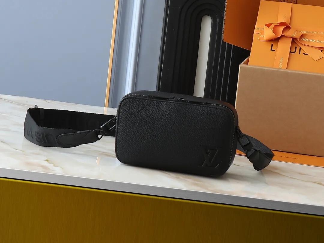 💰240💰Upgraded from the original M81260 M80741 M59161 Alpha Wearable handbag combines Monogram Eclipse coated canvas and leather trim, with wide mouth opening and side gussets for easy access, suitable for storing mobile phones and wallets, etc. The detachable and adjustable shoulder strap allows for a variety of carrying options. Dimensions: 18.5×11×6.5cm