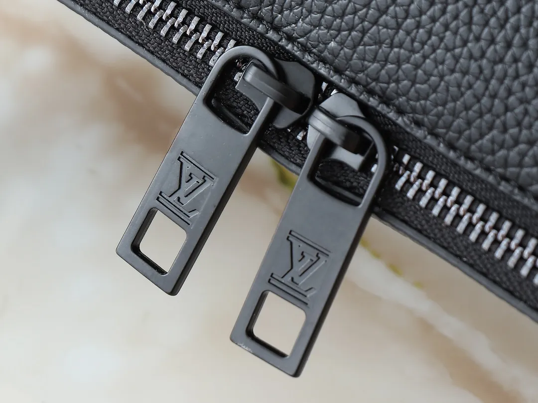 💰240💰Upgraded from the original M81260 M80741 M59161 Alpha Wearable handbag combines Monogram Eclipse coated canvas and leather trim, with wide mouth opening and side gussets for easy access, suitable for storing mobile phones and wallets, etc. The detachable and adjustable shoulder strap allows for a variety of carrying options. Dimensions: 18.5×11×6.5cm