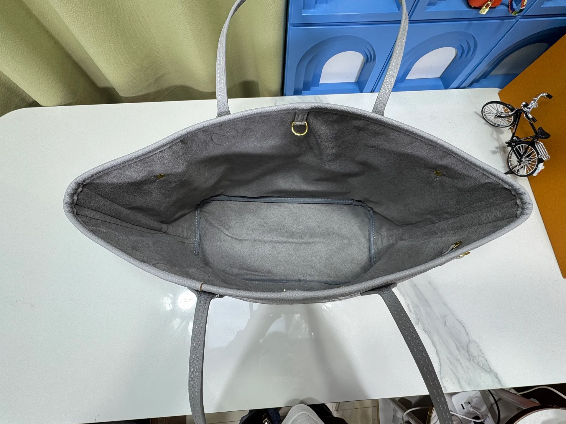 P220 upgraded original M13758 M14210 M45686 M46649 M58907 M46329 M21579 M45685 M46676 M40995 This Neverfull medium handbag uses embossing and printing processes to depict the Monogram pattern on the cow leather. Tighten the side straps and the tote instantly transforms into an elegant urban handbag; the long handle makes it easy to carry over the shoulder or elbow. 31.0 x 28.0 x 14.0 cm (length x height x width)