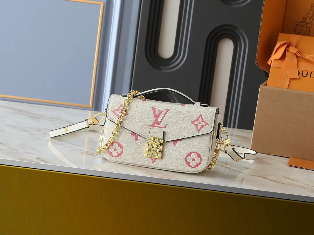 💰240💰Upgraded from the original M47045 M23940 M46595 M22942 M23081 M46596 M46279 This Pochette Métis East West handbag is made of Monogram Empreinte embossed leather, showing the fusion of brand style and modern elements. The traditional S-lock clasp and detachable short chain have a metallic sheen, and the sophisticated construction includes a neat interior and adjustable shoulder straps for easy urban mobility. Dimensions: 21.5 x 13.5 x 6.0 cm (length x height x width)