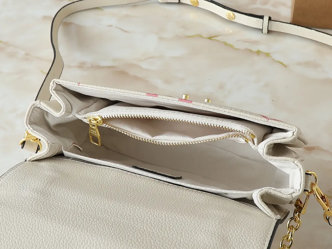 💰240💰Upgraded from the original M47045 M23940 M46595 M22942 M23081 M46596 M46279 This Pochette Métis East West handbag is made of Monogram Empreinte embossed leather, showing the fusion of brand style and modern elements. The traditional S-lock clasp and detachable short chain have a metallic sheen, and the sophisticated construction includes a neat interior and adjustable shoulder straps for easy urban mobility. Dimensions: 21.5 x 13.5 x 6.0 cm (length x height x width)