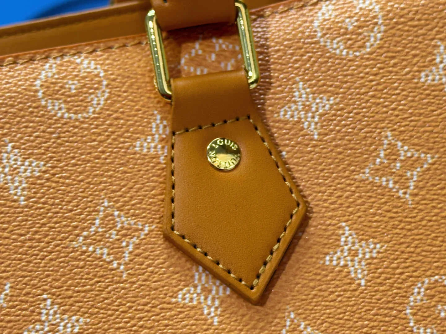 P280 Upgraded original M12683 This Sac Plat 24H handbag is made of bright Monogram Heritage canvas, and the Marque L.Vuitton Déposée logo of the original Damier canvas is transplanted here. The LV letter embossed padded bag is in the shape of a dog's paw, and the long and short handles allow for shoulder or hand carry options. Dimensions: 41.0 x 33.0 x 14.0 cm (length x height x width)