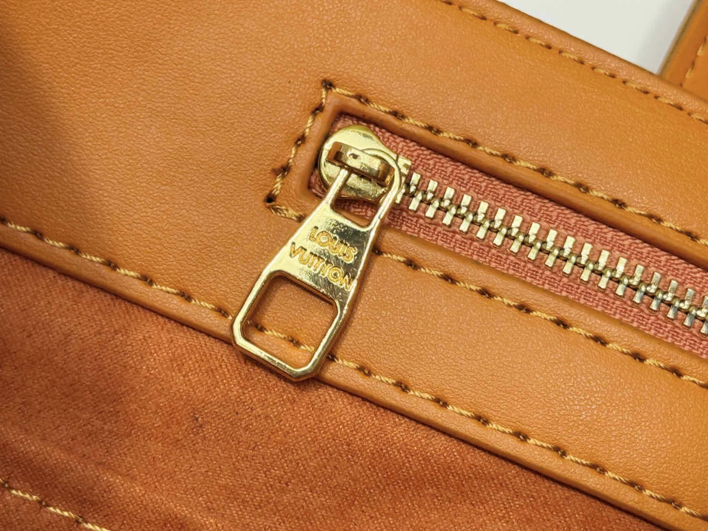 P280 Upgraded original M12683 This Sac Plat 24H handbag is made of bright Monogram Heritage canvas, and the Marque L.Vuitton Déposée logo of the original Damier canvas is transplanted here. The LV letter embossed padded bag is in the shape of a dog's paw, and the long and short handles allow for shoulder or hand carry options. Dimensions: 41.0 x 33.0 x 14.0 cm (length x height x width)