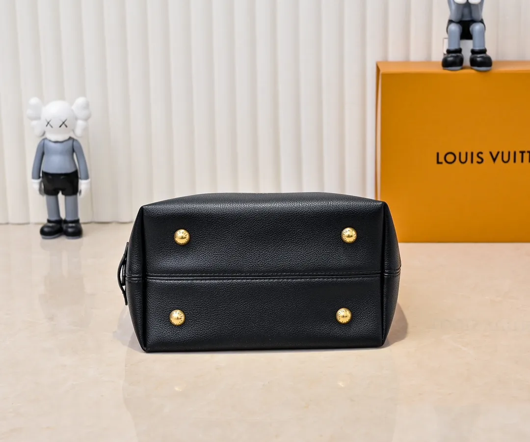 💰Large 150. Small 280💰Upgraded original (imitation original) M24988 M24974 M24856 M25022 M25352 M25353 M25354 This Low Key Hobo handbag is made of smooth cow leather with suede cow leather lining. It can accommodate short wallets, large smartphones, keys and other small items. The shoulder strap is adjustable with a padlock buckle, and a removable Monogram canvas zippered interior pocket keeps it organized. Dimensions: Large 31.0 x 35.0 x 18.0 cm (L x H x W), Small 24.0 x 28.0 x 16.0 cm (L x H x W)
