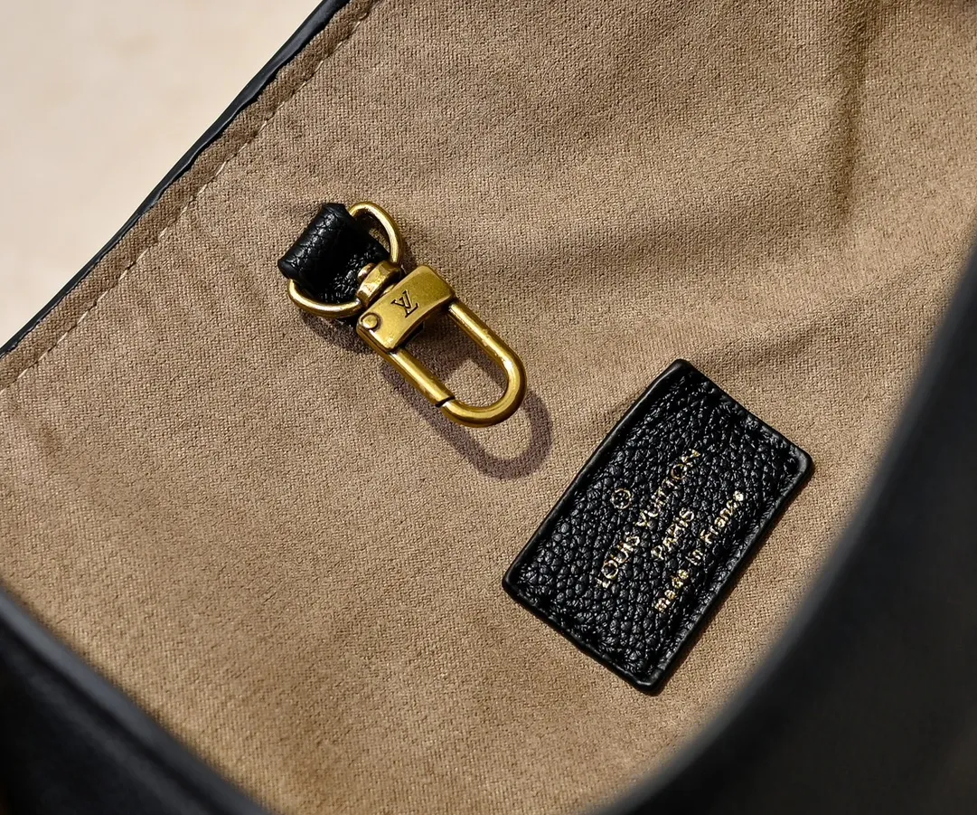 💰Large 150. Small 280💰Upgraded original (imitation original) M24988 M24974 M24856 M25022 M25352 M25353 M25354 This Low Key Hobo handbag is made of smooth cow leather with suede cow leather lining. It can accommodate short wallets, large smartphones, keys and other small items. The shoulder strap is adjustable with a padlock buckle, and a removable Monogram canvas zippered interior pocket keeps it organized. Dimensions: Large 31.0 x 35.0 x 18.0 cm (L x H x W), Small 24.0 x 28.0 x 16.0 cm (L x H x W)