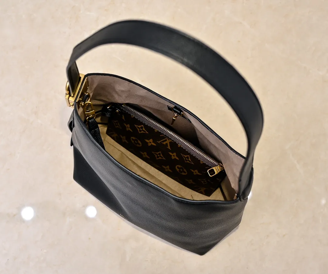 💰Large 150. Small 280💰Upgraded original (imitation original) M24988 M24974 M24856 M25022 M25352 M25353 M25354 This Low Key Hobo handbag is made of smooth cow leather with suede cow leather lining. It can accommodate short wallets, large smartphones, keys and other small items. The shoulder strap is adjustable with a padlock buckle, and a removable Monogram canvas zippered interior pocket keeps it organized. Dimensions: Large 31.0 x 35.0 x 18.0 cm (L x H x W), Small 24.0 x 28.0 x 16.0 cm (L x H x W)