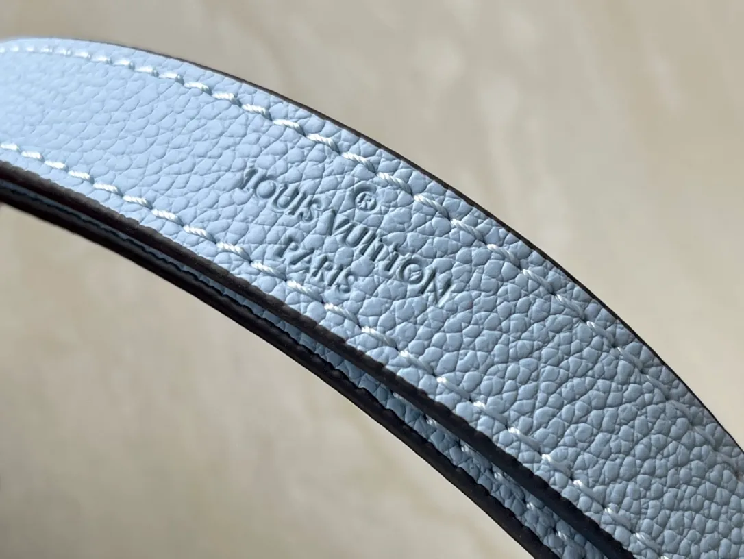 💰1160 (top-grain leather) top original order M59386 blue. The Buci crossbody bag, cut from the iconic grained Epi leather, is available in exquisite pastel colors this season, adding softness and elegance to the spring silhouette. The compact appearance and large resin-covered buckles of the same color give the look a fashionable and modern appeal. Dimensions: 24.5 x 15.5 x 9 cm