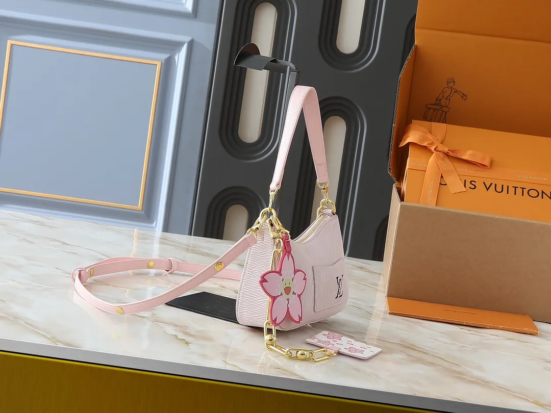 💰240💰Upgraded from the original M13101, this Marellini handbag is made of Epi grain leather with dazzling metal parts, highlighting the vitality of the Louis Vuitton x Murakami replica series. The detachable mirror is made of Monogram canvas with Cherry Blossom pattern and matches the Cherry Blossom bag decoration for a personalized look. Dimensions: 19.0 x 13.5 x 6.5 cm (length x height x width)