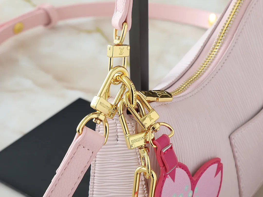 💰240💰Upgraded from the original M13101, this Marellini handbag is made of Epi grain leather with dazzling metal parts, highlighting the vitality of the Louis Vuitton x Murakami replica series. The detachable mirror is made of Monogram canvas with Cherry Blossom pattern and matches the Cherry Blossom bag decoration for a personalized look. Dimensions: 19.0 x 13.5 x 6.5 cm (length x height x width)