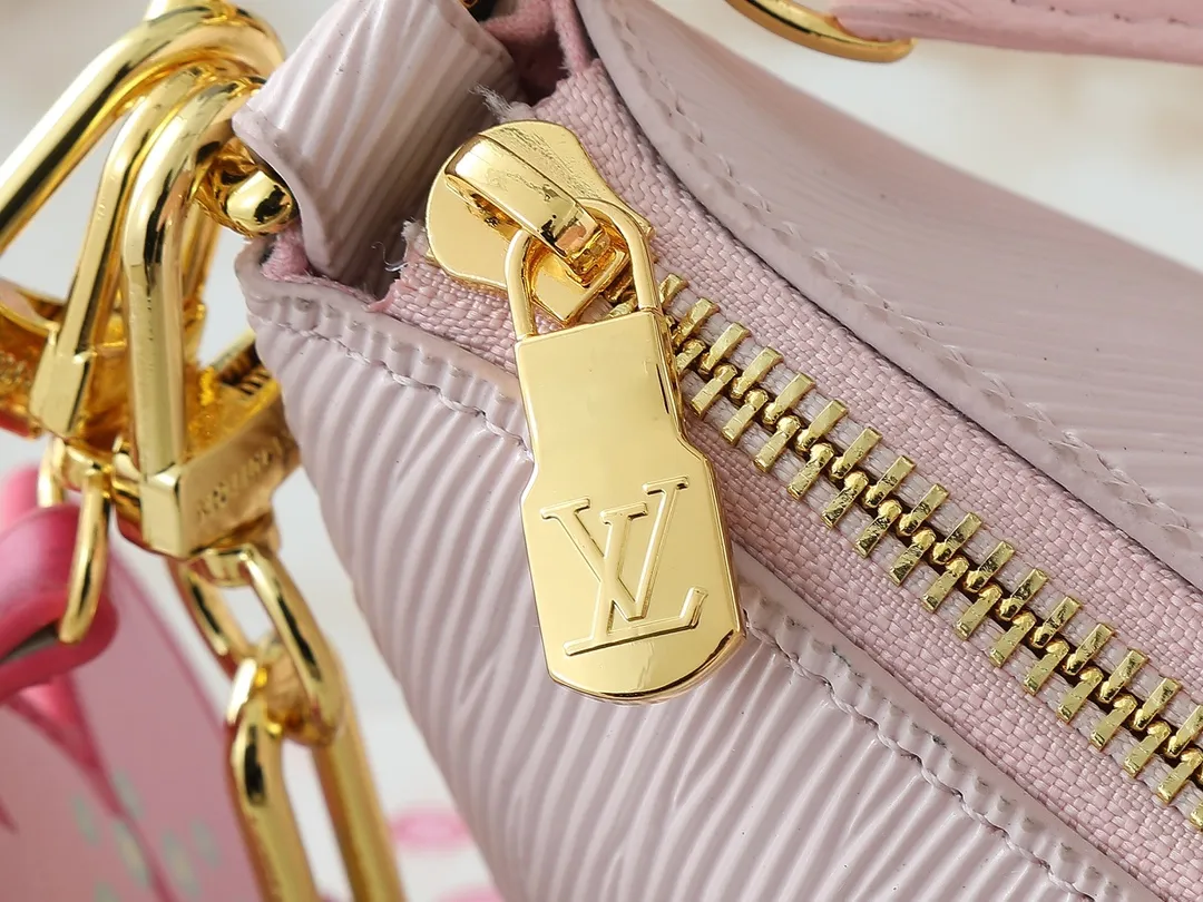 💰240💰Upgraded from the original M13101, this Marellini handbag is made of Epi grain leather with dazzling metal parts, highlighting the vitality of the Louis Vuitton x Murakami replica series. The detachable mirror is made of Monogram canvas with Cherry Blossom pattern and matches the Cherry Blossom bag decoration for a personalized look. Dimensions: 19.0 x 13.5 x 6.5 cm (length x height x width)