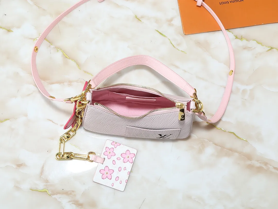 💰240💰Upgraded from the original M13101, this Marellini handbag is made of Epi grain leather with dazzling metal parts, highlighting the vitality of the Louis Vuitton x Murakami replica series. The detachable mirror is made of Monogram canvas with Cherry Blossom pattern and matches the Cherry Blossom bag decoration for a personalized look. Dimensions: 19.0 x 13.5 x 6.5 cm (length x height x width)