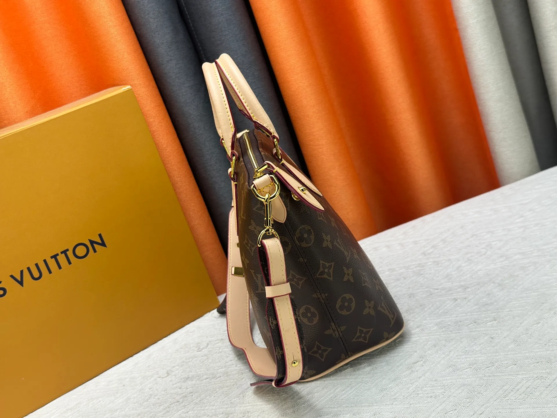 P270 Upgraded Original M26494 M26532 This Lockit BB handbag draws inspiration from the Knick-Knack handbag in the 1960s and can be flexibly switched between multiple carrying methods. Monogram coated canvas with a curved upper edge and oval trim reflect the classic elements of the original design. The padlock opening and closing once again pays tribute to the brand's long heritage. Dimensions: 33 x 24 x 12 cm (length x height x width)