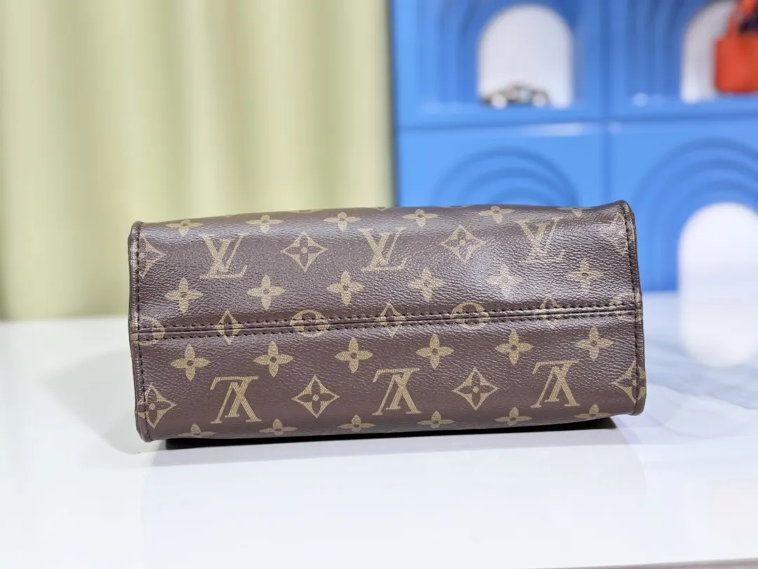 P260💰Upgraded original version 🔥New model🔥M45659 M46373 M44571 This OnTheGo small handbag is made of Monogram and Monogram Reverse canvas, with the Monogram Giant pattern embellished on it. The Toron handle and the jacquard textured shoulder strap decorated with the brand's logo create a visual contrast, and the detachable coin bag is suitable for storing change or small items. It combines fashionable charm with various functions, making it a good daily companion. 25.0 x 19.0 x 11.5 cm (length x height x width)