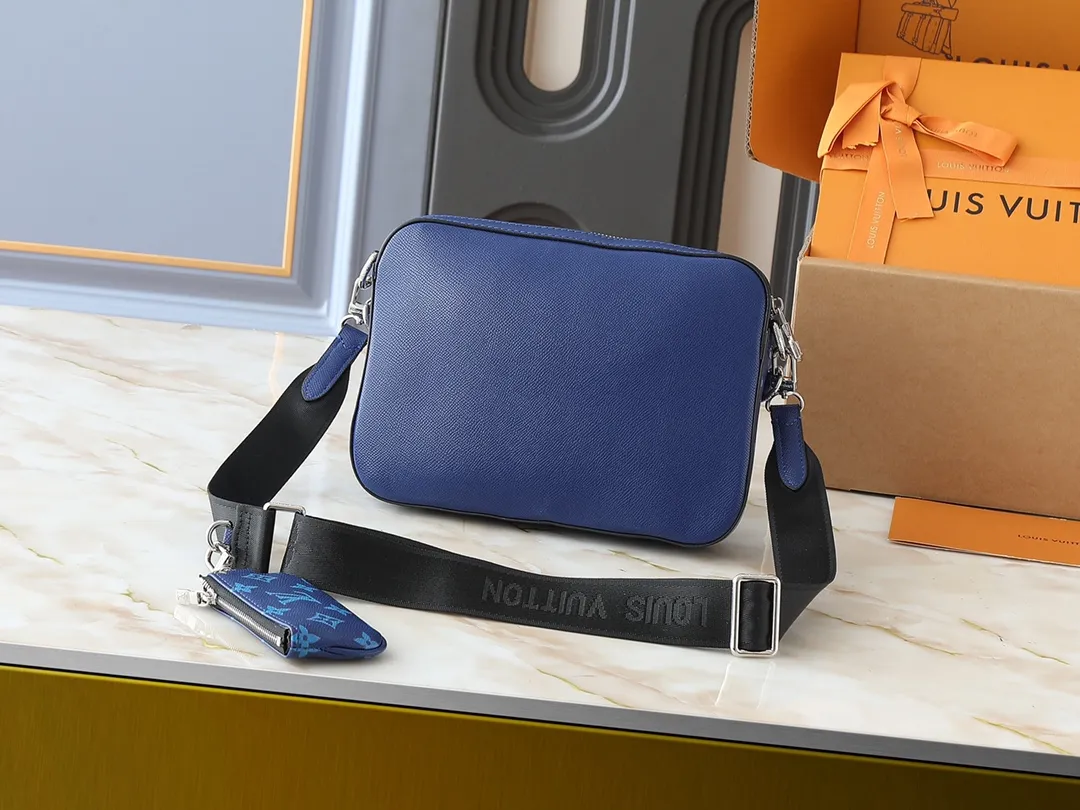 💰260💰Upgraded from the original M14069 M11648 M11645 M24754 M46603 M46602 M46604 M69443 This Trio messenger bag is made of Monogram embossed cow leather. The zippered front pocket and the small coin purse on the shoulder strap are both detachable, enriching the functional design with the main compartment. The removable and adjustable jacquard fabric shoulder strap is marked with the brand's logo for comfortable shoulder and cross-body wear. Size: 25×18.5×7cm