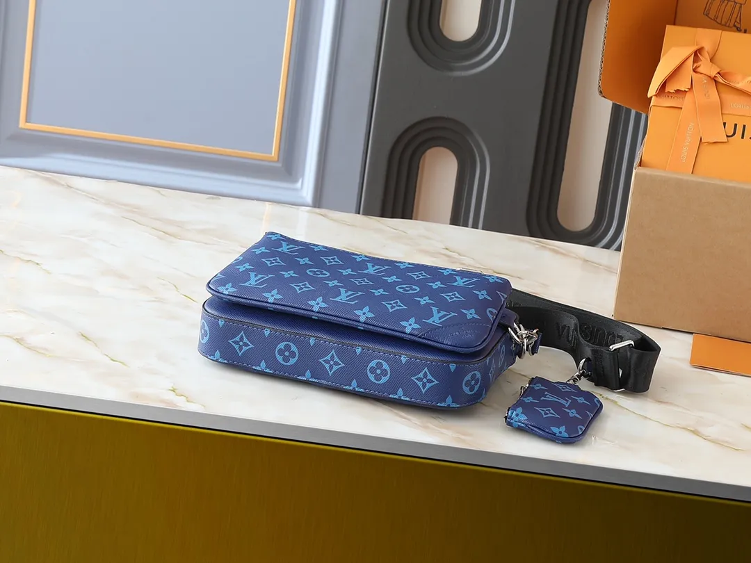 💰260💰Upgraded from the original M14069 M11648 M11645 M24754 M46603 M46602 M46604 M69443 This Trio messenger bag is made of Monogram embossed cow leather. The zippered front pocket and the small coin purse on the shoulder strap are both detachable, enriching the functional design with the main compartment. The removable and adjustable jacquard fabric shoulder strap is marked with the brand's logo for comfortable shoulder and cross-body wear. Size: 25×18.5×7cm