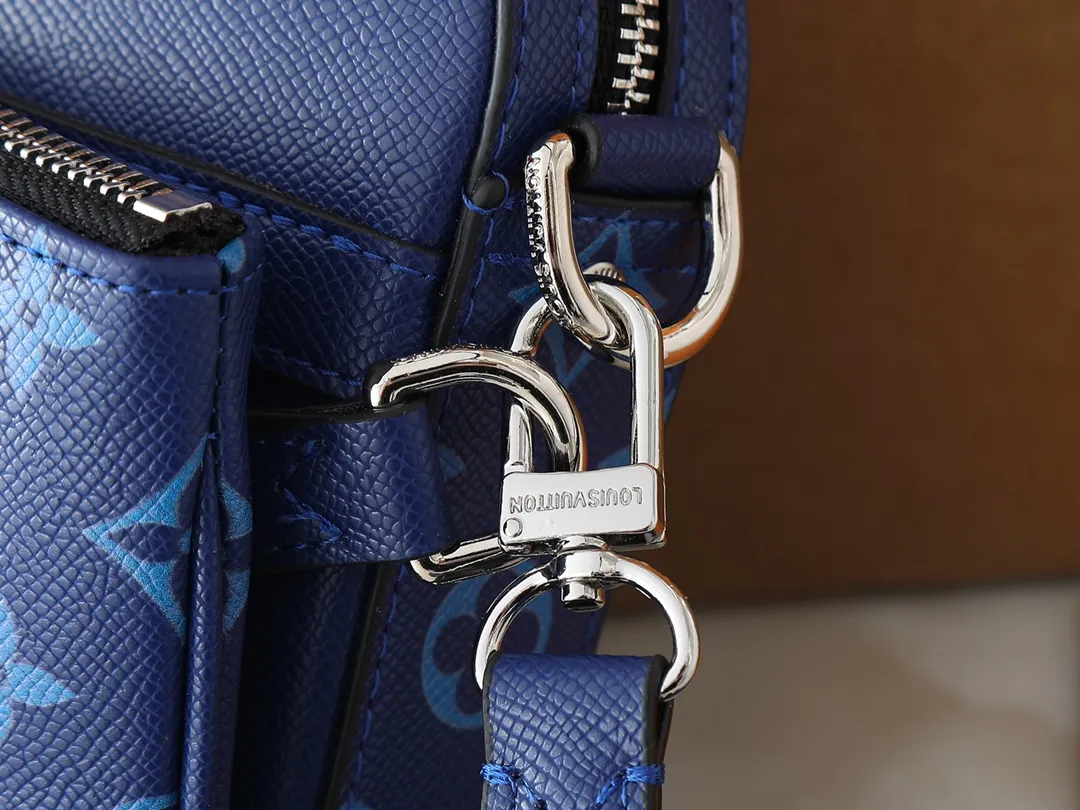 💰260💰Upgraded from the original M14069 M11648 M11645 M24754 M46603 M46602 M46604 M69443 This Trio messenger bag is made of Monogram embossed cow leather. The zippered front pocket and the small coin purse on the shoulder strap are both detachable, enriching the functional design with the main compartment. The removable and adjustable jacquard fabric shoulder strap is marked with the brand's logo for comfortable shoulder and cross-body wear. Size: 25×18.5×7cm