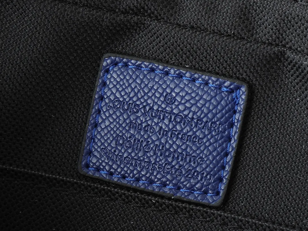 💰260💰Upgraded from the original M14069 M11648 M11645 M24754 M46603 M46602 M46604 M69443 This Trio messenger bag is made of Monogram embossed cow leather. The zippered front pocket and the small coin purse on the shoulder strap are both detachable, enriching the functional design with the main compartment. The removable and adjustable jacquard fabric shoulder strap is marked with the brand's logo for comfortable shoulder and cross-body wear. Size: 25×18.5×7cm
