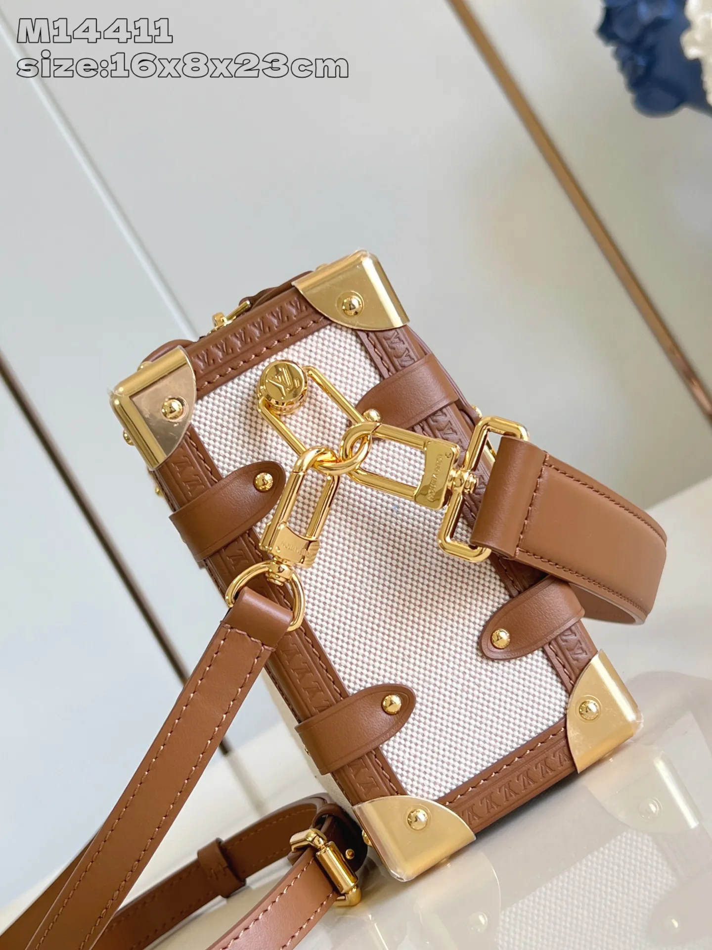 💰1180 (Top-grain leather) Top-quality original individual real shot M14411] This medium-sized Side Trunk handbag is from the Natural Canvas series. It is made of cotton canvas with contrasting leather trim, and is equipped with the iconic S-lock buckle and hard-case style corners. The detachable shoulder strap offers shoulder and cross-body carry options, allowing you to carry everyday items with ease. 16 x 8.5 x 23.5 cm (height x width x length)