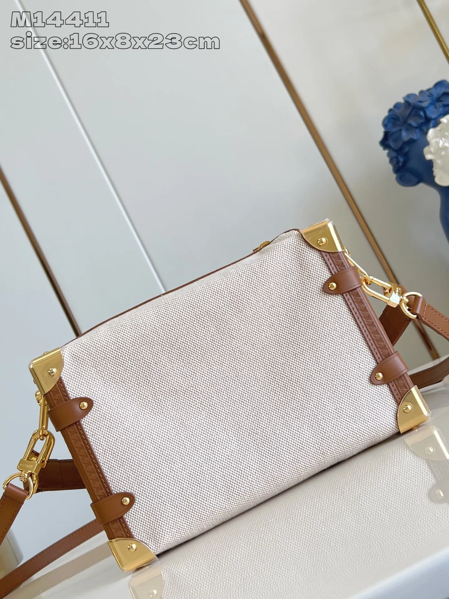 💰1180 (Top-grain leather) Top-quality original individual real shot M14411] This medium-sized Side Trunk handbag is from the Natural Canvas series. It is made of cotton canvas with contrasting leather trim, and is equipped with the iconic S-lock buckle and hard-case style corners. The detachable shoulder strap offers shoulder and cross-body carry options, allowing you to carry everyday items with ease. 16 x 8.5 x 23.5 cm (height x width x length)