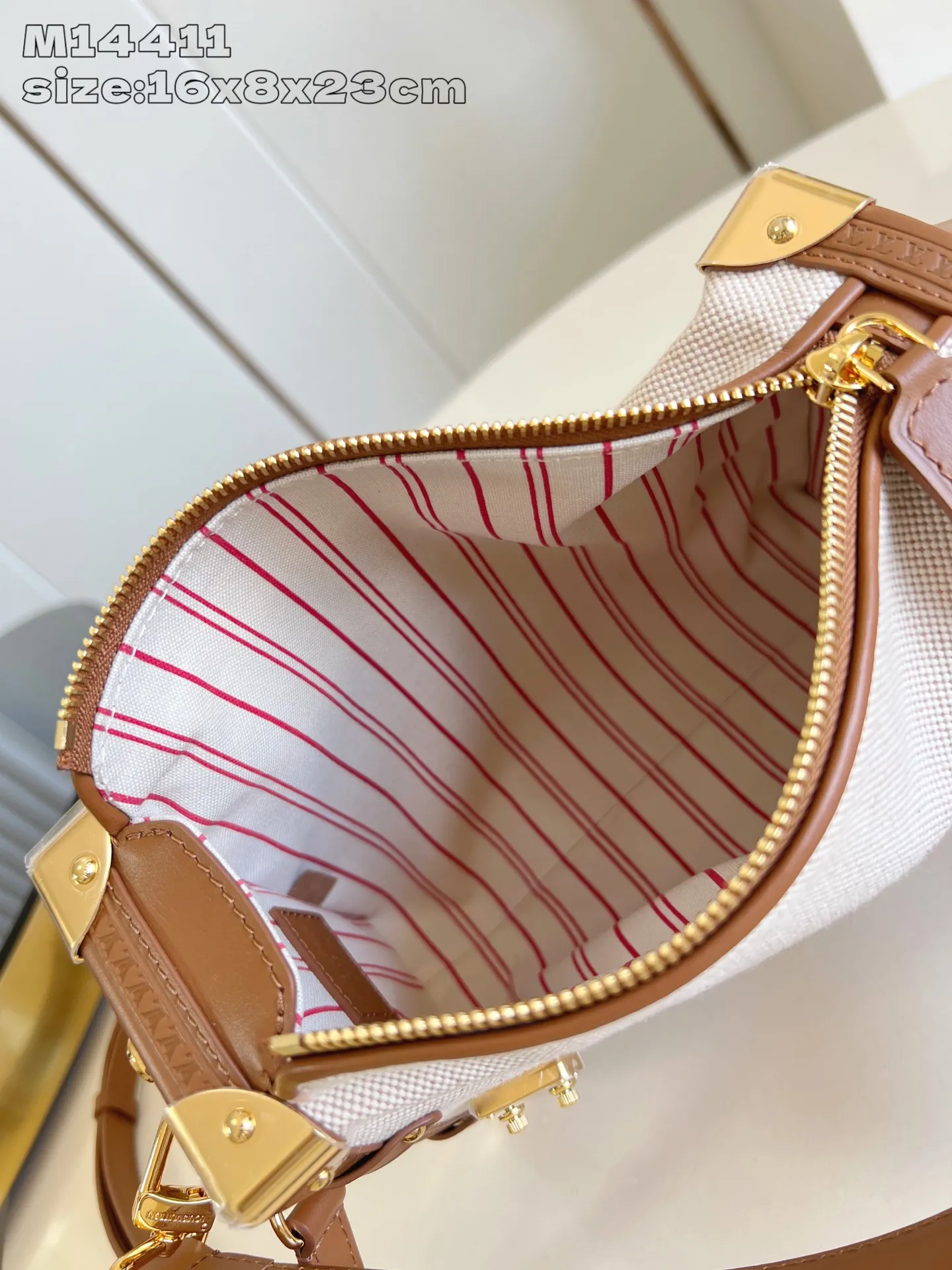 💰1180 (Top-grain leather) Top-quality original individual real shot M14411] This medium-sized Side Trunk handbag is from the Natural Canvas series. It is made of cotton canvas with contrasting leather trim, and is equipped with the iconic S-lock buckle and hard-case style corners. The detachable shoulder strap offers shoulder and cross-body carry options, allowing you to carry everyday items with ease. 16 x 8.5 x 23.5 cm (height x width x length)