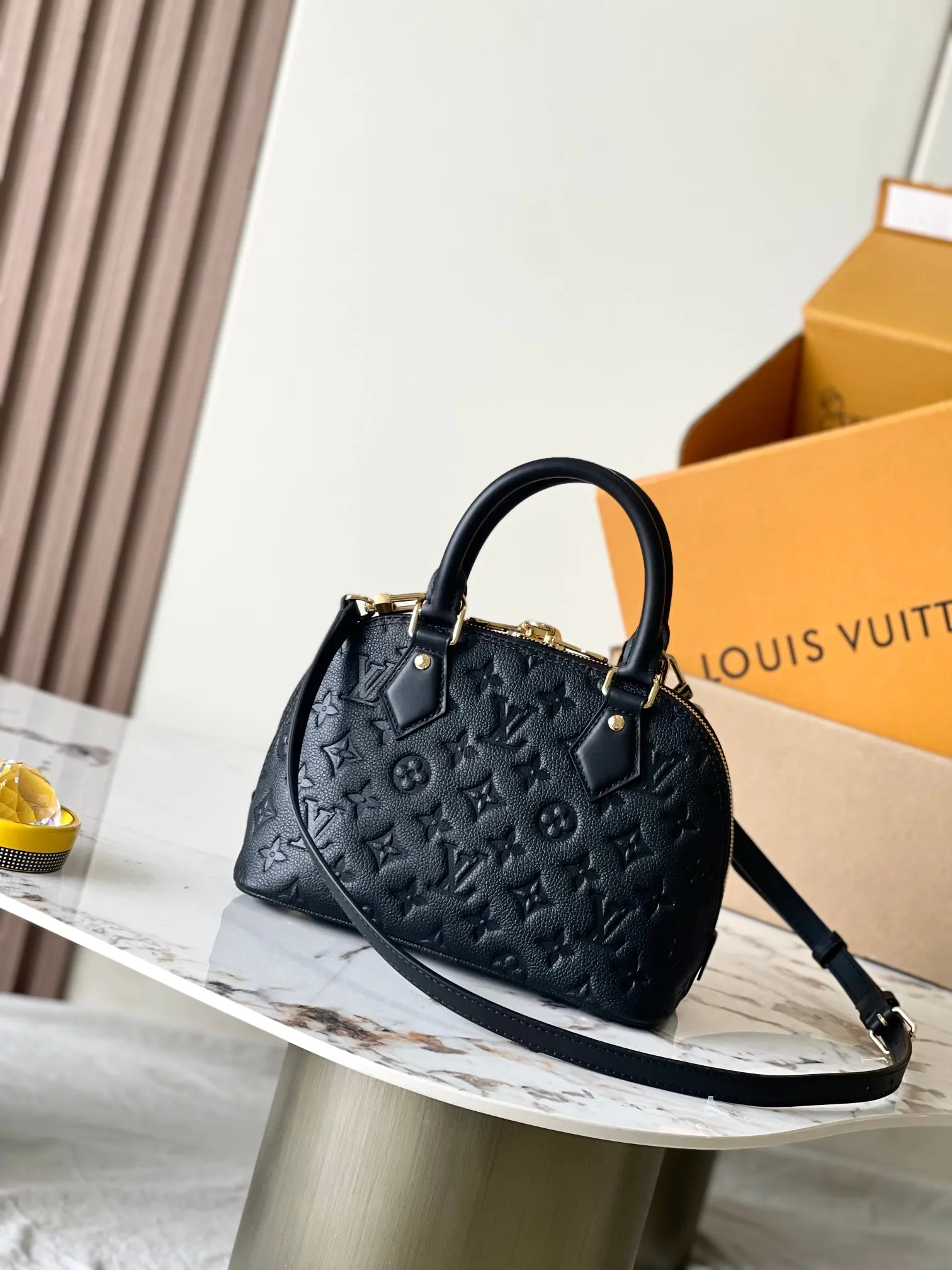 p1800 [Special grade MB163c chip version original leather] This Alma BB shell model: M26409 Material: A-grade all-steel hardware, imported original fabric Packaging: full set of original duty-free MB packaging Size: 17.5*11.5*23.5CM