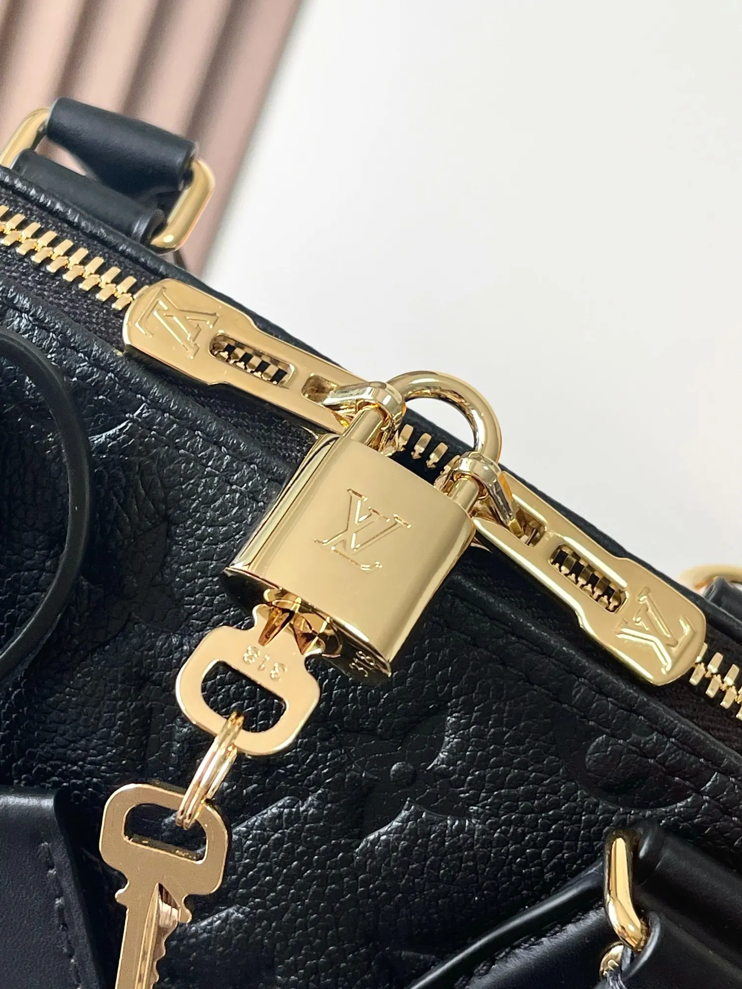 p1800 [Special grade MB163c chip version original leather] This Alma BB shell model: M26409 Material: A-grade all-steel hardware, imported original fabric Packaging: full set of original duty-free MB packaging Size: 17.5*11.5*23.5CM