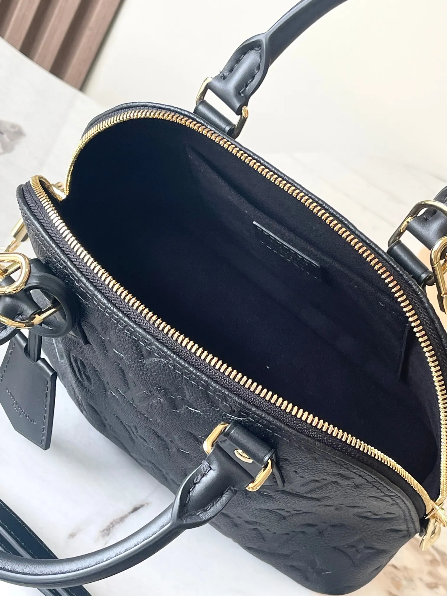 p1800 [Special grade MB163c chip version original leather] This Alma BB shell model: M26409 Material: A-grade all-steel hardware, imported original fabric Packaging: full set of original duty-free MB packaging Size: 17.5*11.5*23.5CM