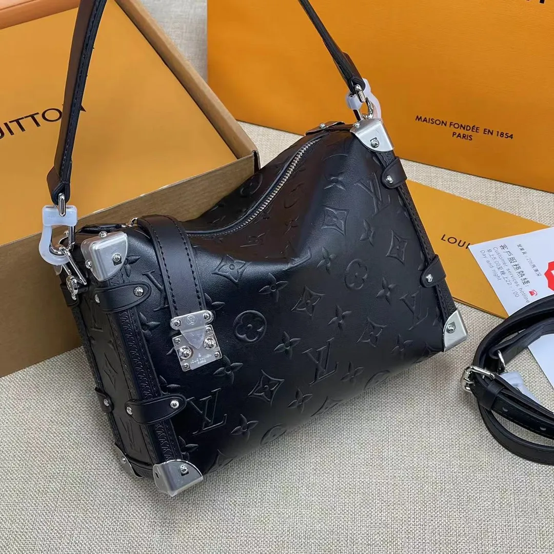 [Upgraded version] P540💰Upgraded version with full set of packaging 💝M21709🔆Lv Wang Zha’s new bag trunk Gu Ailing’s catwalk small soft box s is finally here!!!nSuper stylish upupup cowhide, dark black + silver hardware, super cool Search🔍Lv soft box (box) size 23*16
