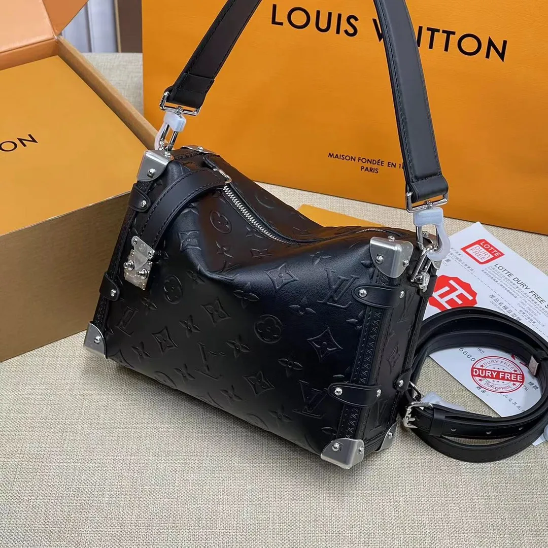 [Upgraded version] P540💰Upgraded version with full set of packaging 💝M21709🔆Lv Wang Zha’s new bag trunk Gu Ailing’s catwalk small soft box s is finally here!!!nSuper stylish upupup cowhide, dark black + silver hardware, super cool Search🔍Lv soft box (box) size 23*16